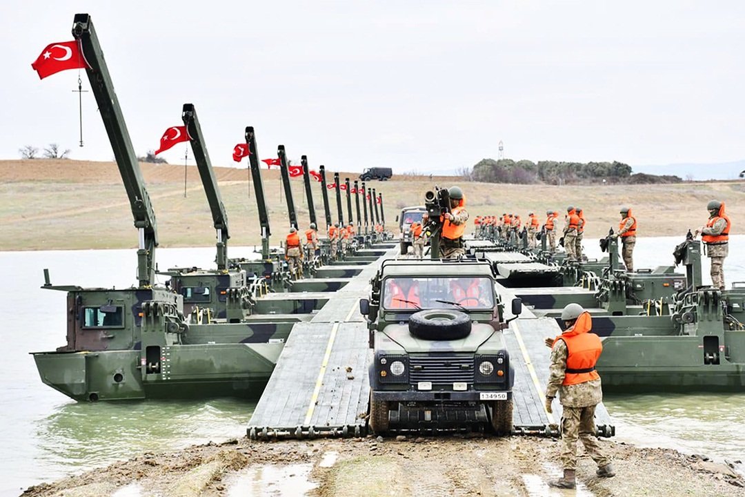 Emi Adams bilan porno video Pantolonsiz gimnastika